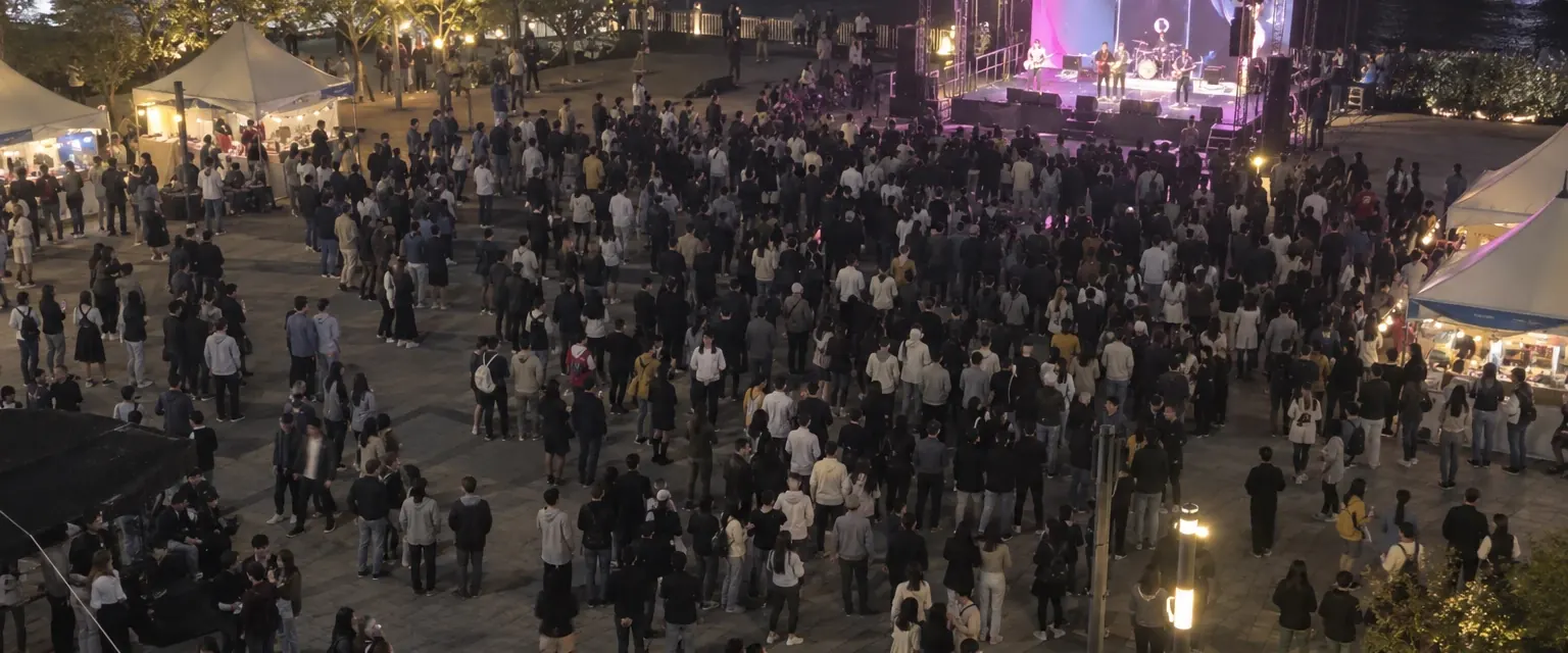 예시 이미지(AI 생성) — 축제 광장 군중 사진에서 얼굴을 현장에서 모자이크로 흐리고, 사람마다 점 하나로 바꾼 뒤 인원 숫자만 보냅니다.